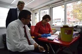 Başkan Öz ve belediye personeli, kan ve kök hücre bağışında bulundu