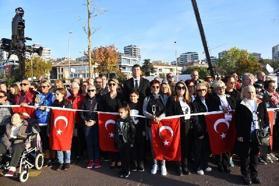 Kadıköy’de 6.5 kilometrelik “Ata’ya Saygı Zinciri” oluşturuldu