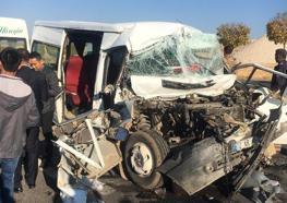 Mardin'de öğrencileri taşıyan minibüs kamyona çarptı: 14 yaralı