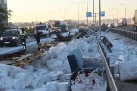 TIR devrildi, boyalar yola döküldü