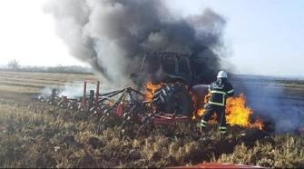 Traktör tarlada alev alev yandı
