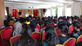 Şemdinli'de üniversiteye hazırlanan gençlere kitap desteği