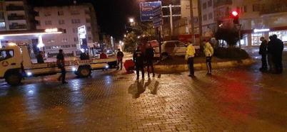 Otomobilin çarptığı direk devrildi, sürücü yaralandı