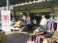 İkinci el kıyafet satarak, okulların masrafını karşılıyorlar