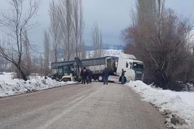 Çelikhan’da buzlanan yolda kayan TIR yolu trafiğe kapattı