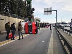 Kadıköy'de kamyonet devrildi; trafik yoğunluğu oluştu