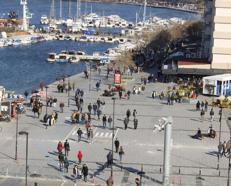 Çanakkaleliler, güneşli havada kordon boyuna akın etti