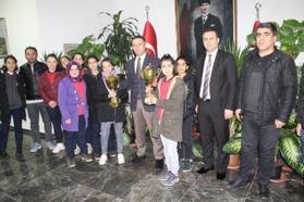 Şampiyon kızlardan Kaymakam Doğan’a ziyaret