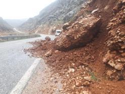 Gerger'de heyelan yolu trafiğe kapattı