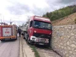 Freni patlayan TIR otomobile çarptı: 1 yaralı