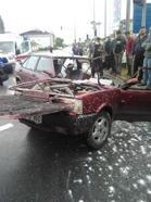 Otomobil kazada ikiye bölündü; 5 yaralı