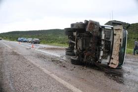 Devrilen kamyonun sürücüsü yaralandı