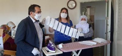 Elbistan'da kadınlar gönüllü olarak maske üretiyor