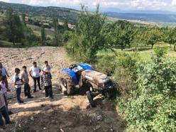 Sürücüsünün kontrolünden çıkan traktör tarlaya devrildi; 1 yaralı