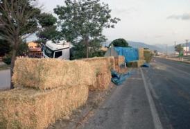 Rotu çıkan saman yüklü TIR yan yattı