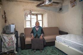 Mersin'de 81 yaşındaki Emiş Teyze'nin evi yenilendi