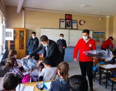 Gürpınar'da Kızılay ve kaymakamlık öğrencilere kırtasiye yardımında bulundu