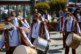 Ramazan davulcuları maniler eşliğinde vatandaşları selamladı