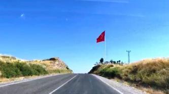 Samsat'ın girişine dev Türk bayrağı