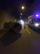 Trabzon'da aşırı yüklü TIR, tünelde havalandırma fanına çarptı