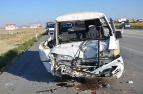 Minibüs, TIR'a çarptı: 1 yaralı