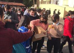 Öğrencilere sahipsiz sokak canlarını beslemeleri için mama dağıtıldı