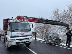 Afyonkarahisar, karda kayan otomobil uçuruma yuvarlandı: 1 yaralı