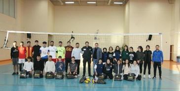 Polisten, voleybolculara eşofman takımı