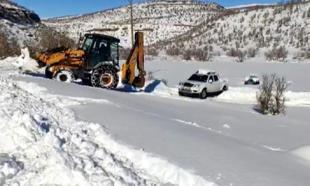 Ekipler yolu açtı; yardım isteyen 2 hasta ambulansla hastaneye ulaştırıldı