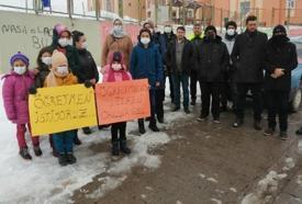 Öğrenci ve veliler, öğretmenlerin göreve başlamamasını protesto etti