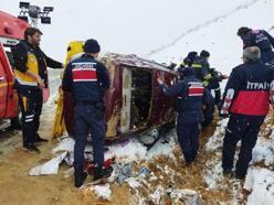 Takla atan otomobildeki anne ve oğlu yaralandı