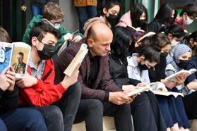 Altınova'da, her yerde kitap okudular