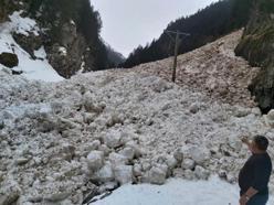 Rize’de çığ düşen yayla yolu ulaşıma kapandı