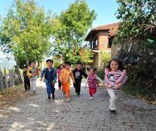 ‘İnek yavrusu’ sorusuna yanlış cevap verilince, çocuklar için köy yaşamı projesi başlattı