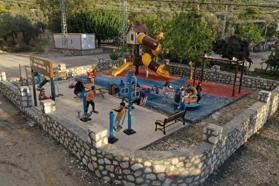 Kaş Belediyesi 11 mahalleye çocuk oyun parkları kurdu