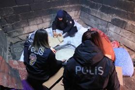 Van'da 58 mahallede kadınlar tandırları depremzedeler için yaktı