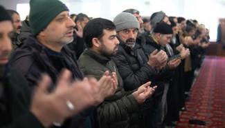 Muş'ta cuma namazı sonrası depremzedeler için 1 milyon 700 bin lira yardım toplandı