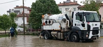 MASKİ, sağanak yağmur nedeniyle Selendi'de teyakkuza geçti