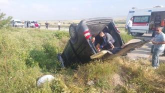 Amasya’da hafif ticari araç takla attı: 8 yaralı