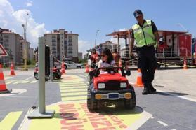 Akülü araç kullanan çocuklar trafik kurallarını öğrendi