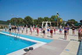 Kınıklı çocuklar Poyracık Aquapark'ta yüzme öğreniyor