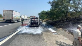 Tekirdağ'da seyir halinde alev alan araç, kullanılamaz hale geldi