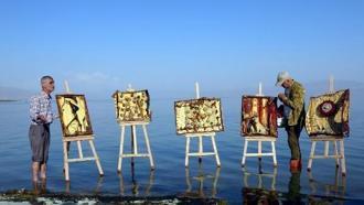 Kirliliğe ve Van Gölü'ndeki çekilmeye dikkat çekmek için atıklardan tablo yapıp sergiledi