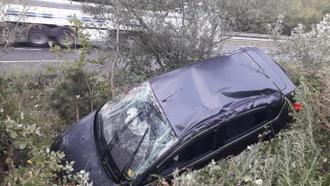 Bursa'da, sürücüsünün kontrolünden çıkan otomobil şarampole devrildi: 2 yaralı