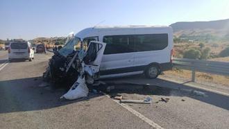 Tunceli’de panelvan ile minibüs kafa kafaya çarpıştı: 3 yaralı