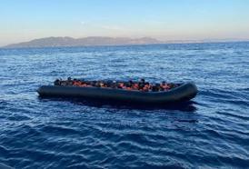 Dikili'de lastik botta 40 kaçak göçmen yakalandı
