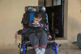 Doğuştan engelli 7 yaşındaki Serdar tekerlekli sandalyeye kavuştu