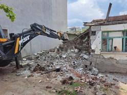 Karacabey'de, metruk binalar yıkılıyor