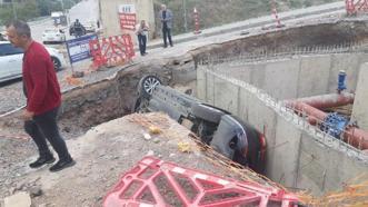 Çukura devrilen otomobilin sürücüsü yaralandı