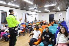 Sultangazi’de çocuklara deprem ve güvenli trafik eğitimi veriliyor